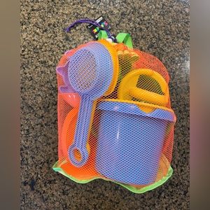 Mesh net backpack with 8 piece beach toys inside. Turtle crab bucket sifter NWT